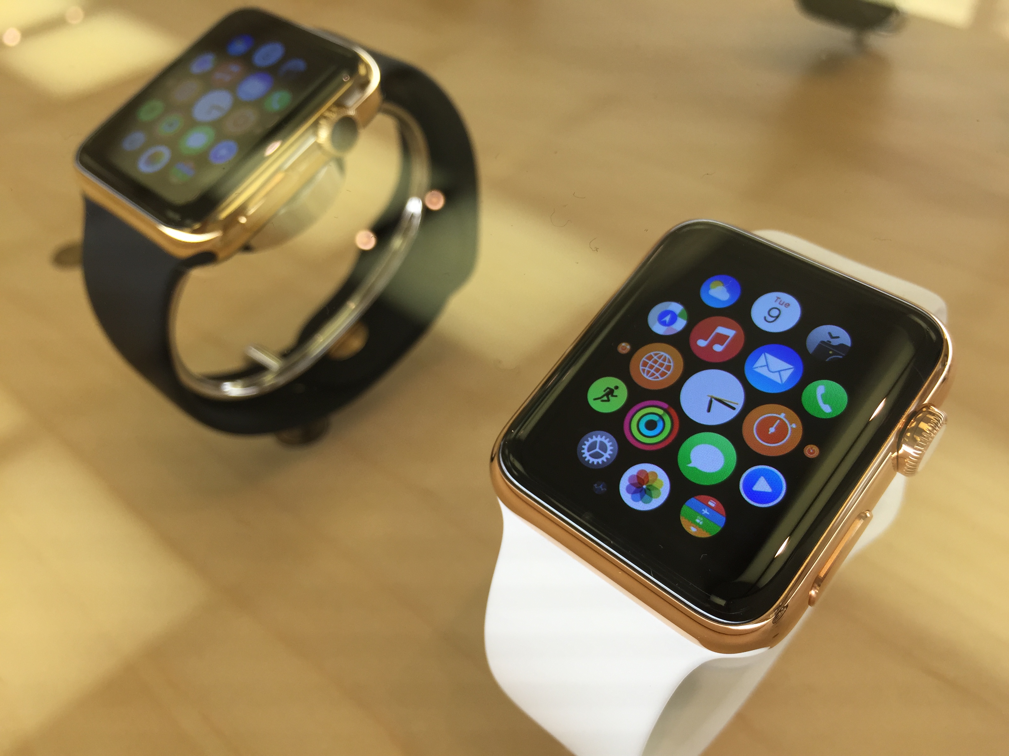 Версии часов apple watch. Часы Эппл вотч. Часы эпл вотч 7. Айфон и часы эпл вотч. Часы Эппл вотч для айфон.